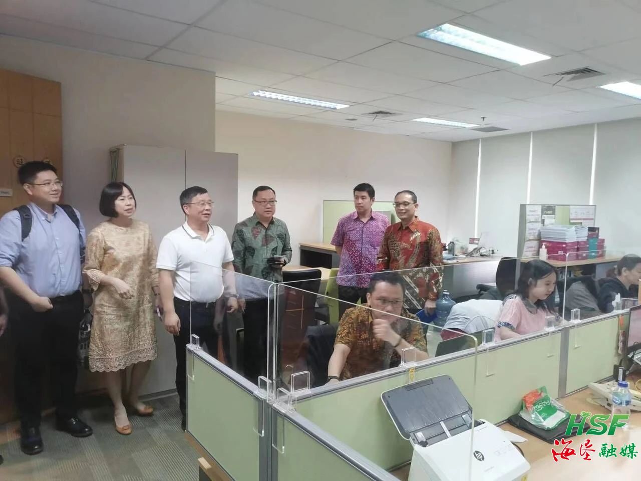 包洪文一行到KM公司調(diào)研。