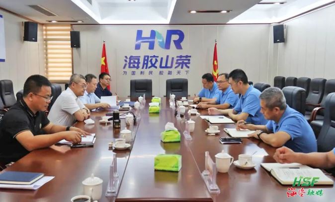 艾軼倫在海南橡膠山榮分公司座談。